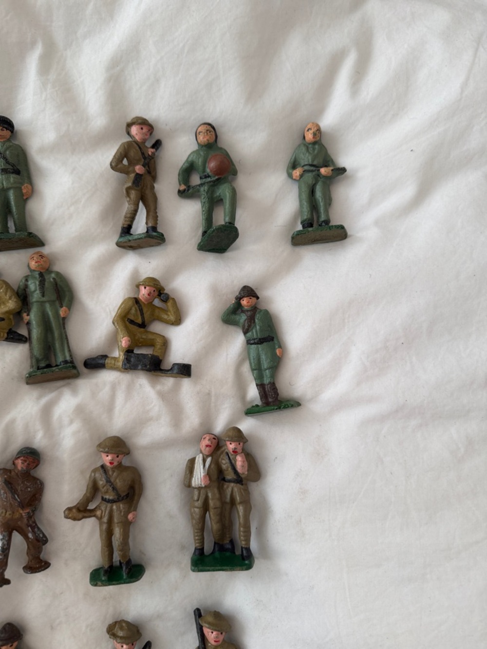 Vintage Metal Toy Soldier Lot with Ray Gun - Green and Brown - Picture 5 of 8